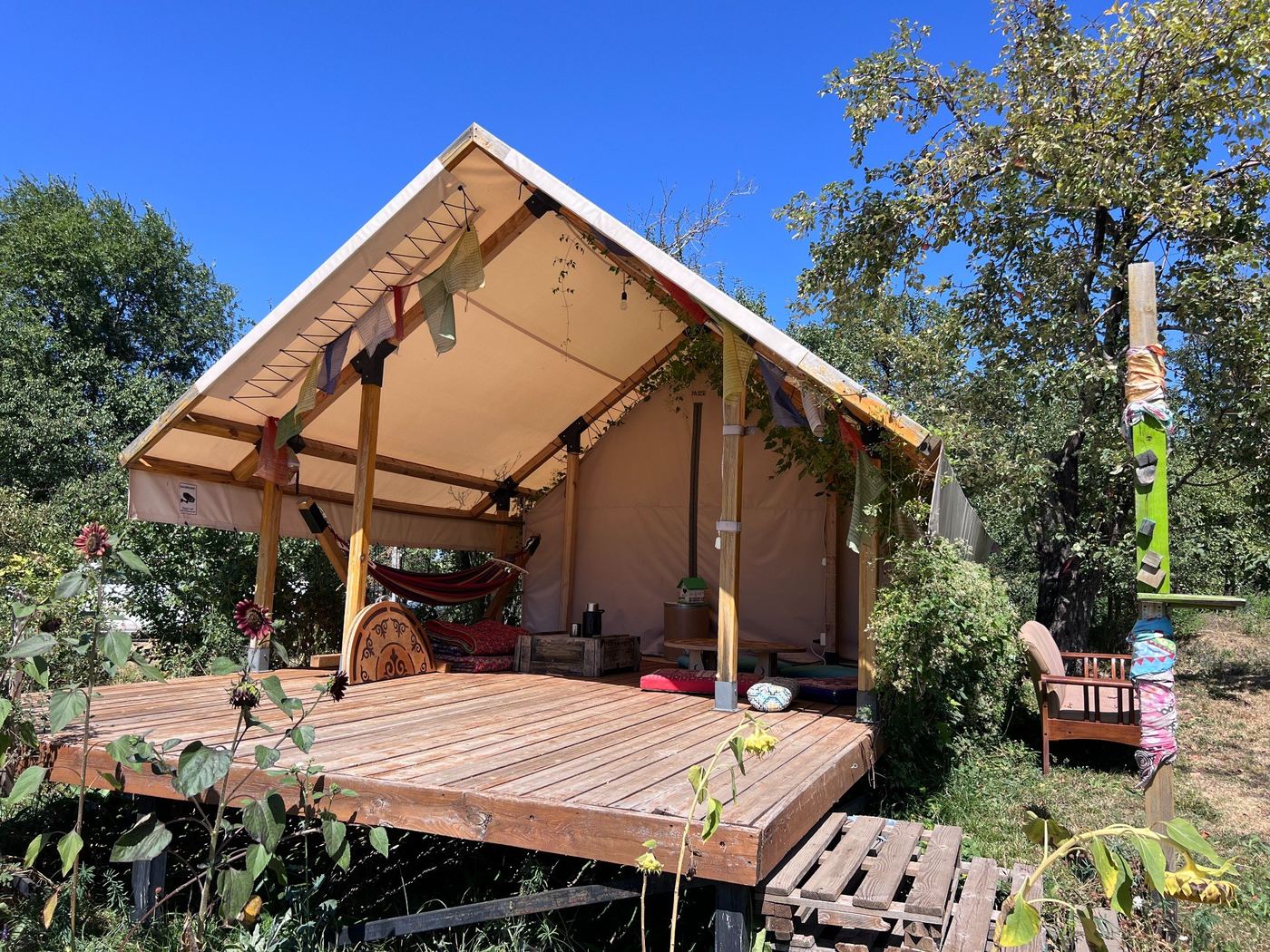 Safari Tent на деревянной террасе среди яблонь